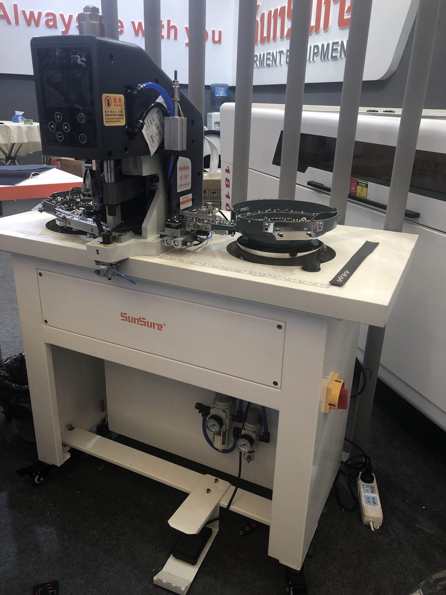 Maquina inteligente de tachas SS-9811